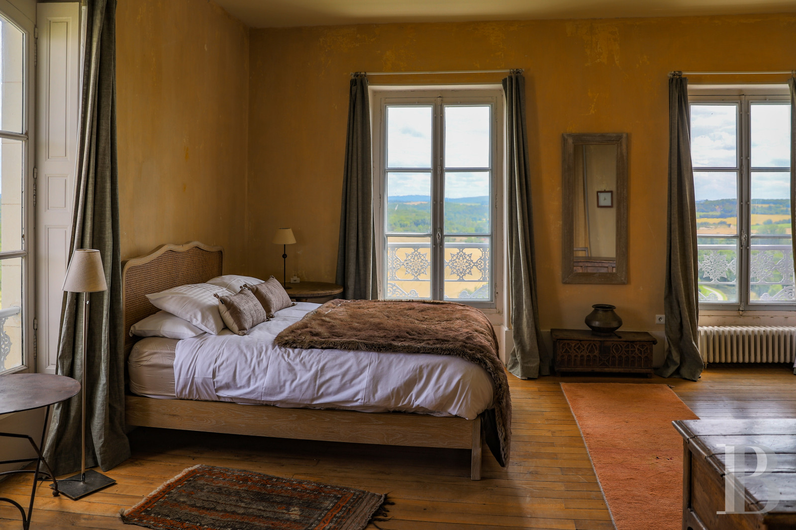En Bourgogne, non loin de Vézelay, un château en bord de falaise surplombant l’Yonne - photo  n°18